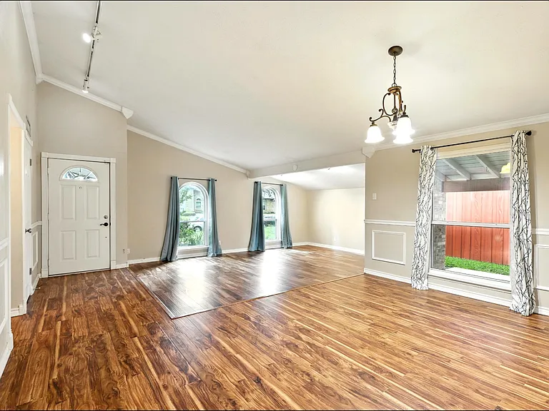 1824 Castille Dr — Photo 9