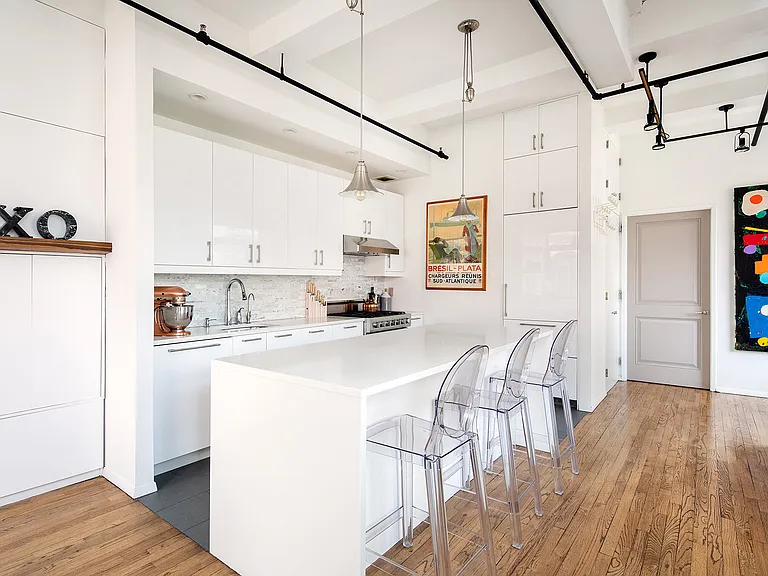 14 E 4th St #821 — Photo 3