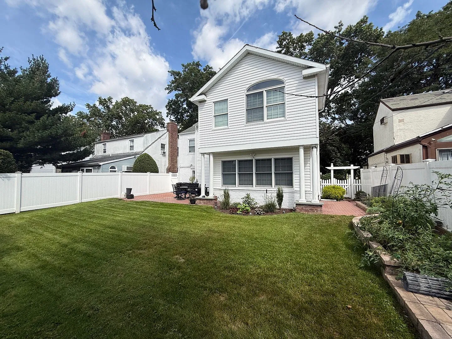 Mint 4 Bedroom/2.5 Bath Colonial Home in Valley Stream! — Photo 4