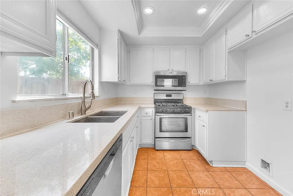 3 bed, 1310 sqft, $3,000 — Photo 3