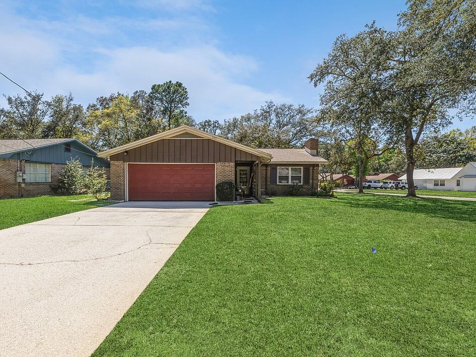 1st image of 300 Sabal Palm Dr