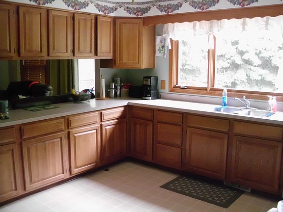 Kitchen, overlooks family rm