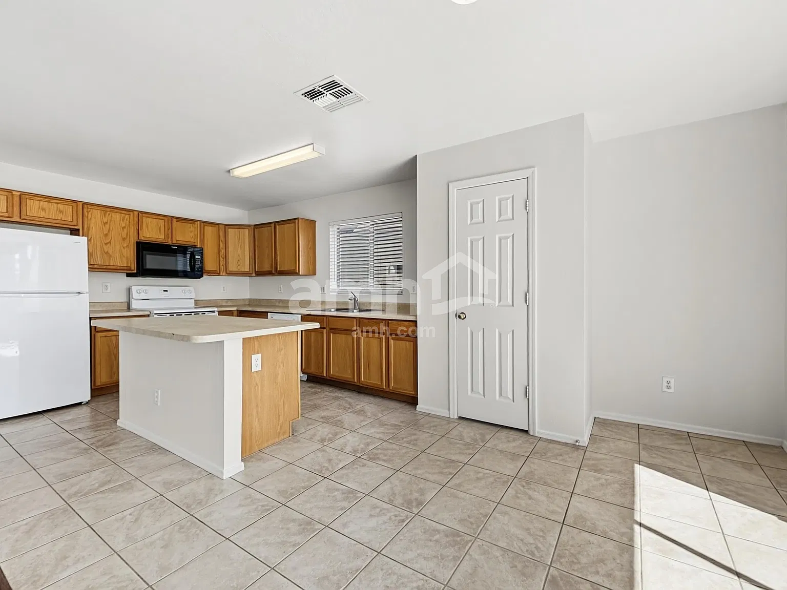 4 bed, 3.0 bath, 2470 sqft, $2,330 — Photo 4