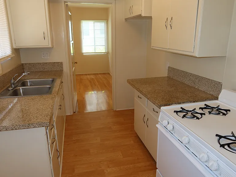 400 S Camden Dr #8 — Photo 7