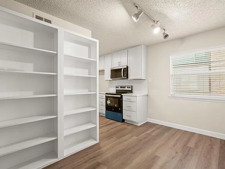 2408 Longview St #112 — Photo 7