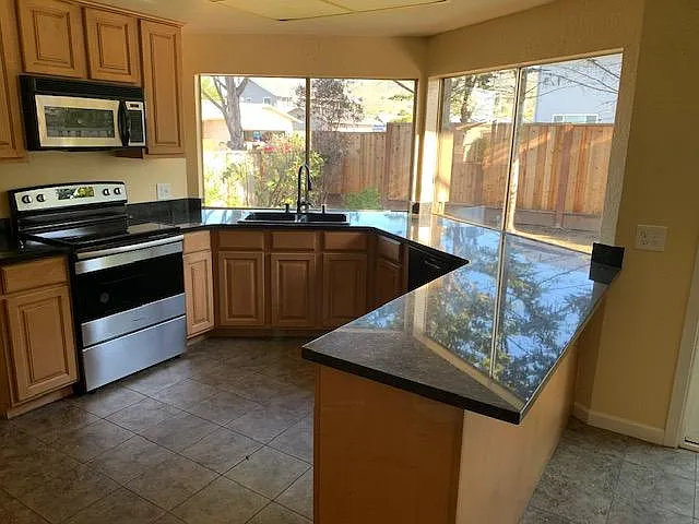984 Sonora Ave — Photo 3