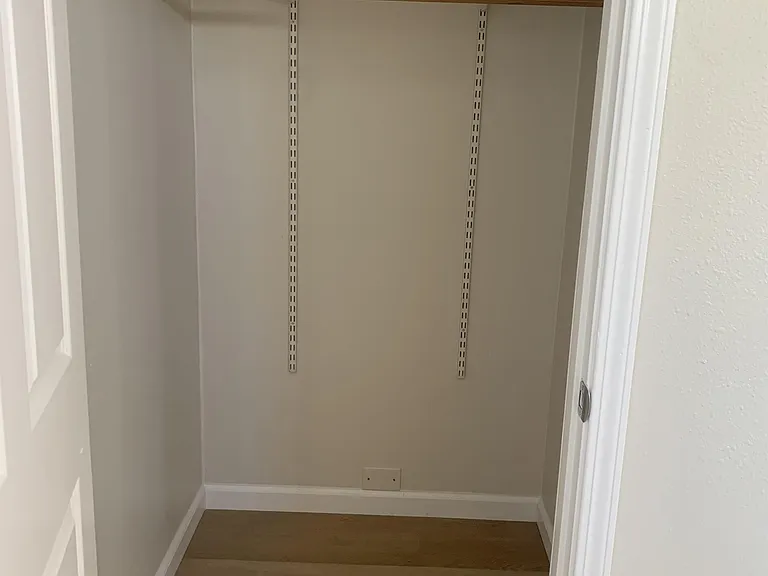 934 Clark St E — Photo 12