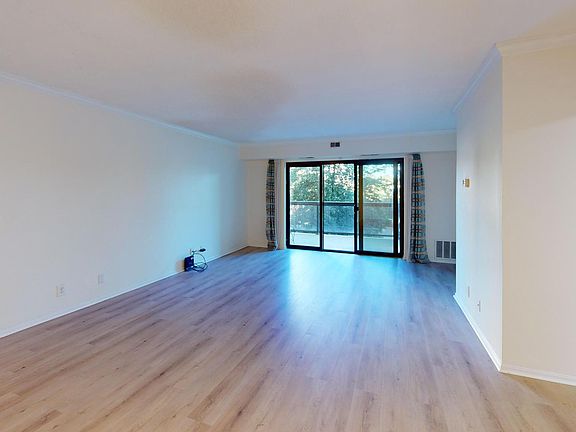 4th image of 307 Yoakum Pkwy APT 203