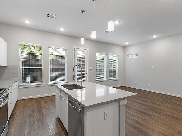 608 Thornton Oaks Ln — Photo 4