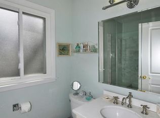 1041 Gordon Ter, Deerfield, IL 60015
