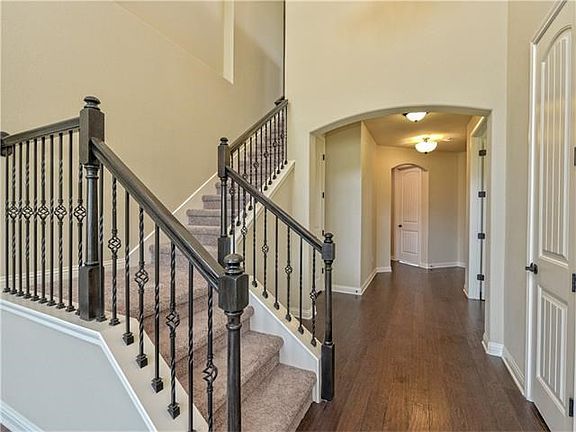4th image of 101 Hedgerow Ln