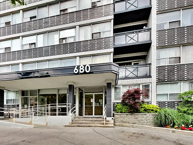 680 Roselawn Ave — Photo 44