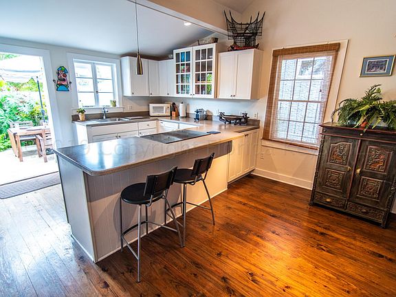 3rd image of 6 Hutchinson Ln