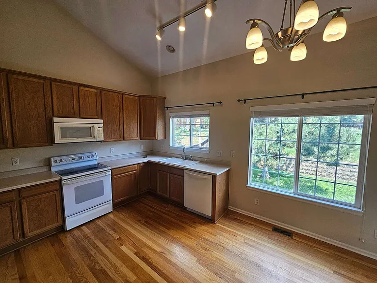 1124 W Mulberry Ln — Photo 6