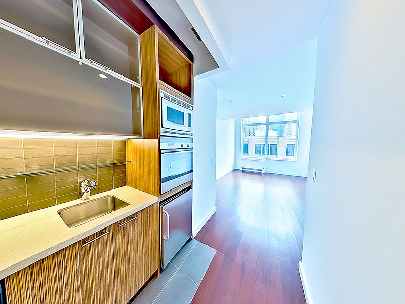 1st image of 600 W 42nd St #508