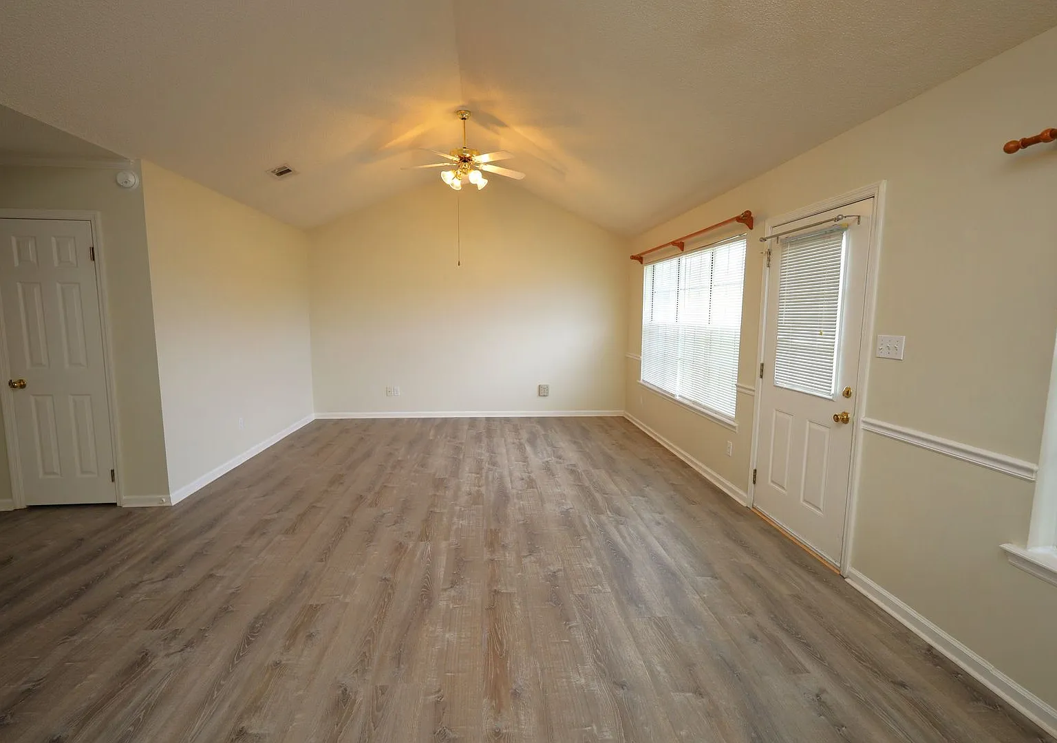 4200 Shadowwood Dr — Photo 2