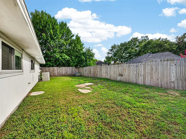 17006 Enchanted Cir E — Photo 32