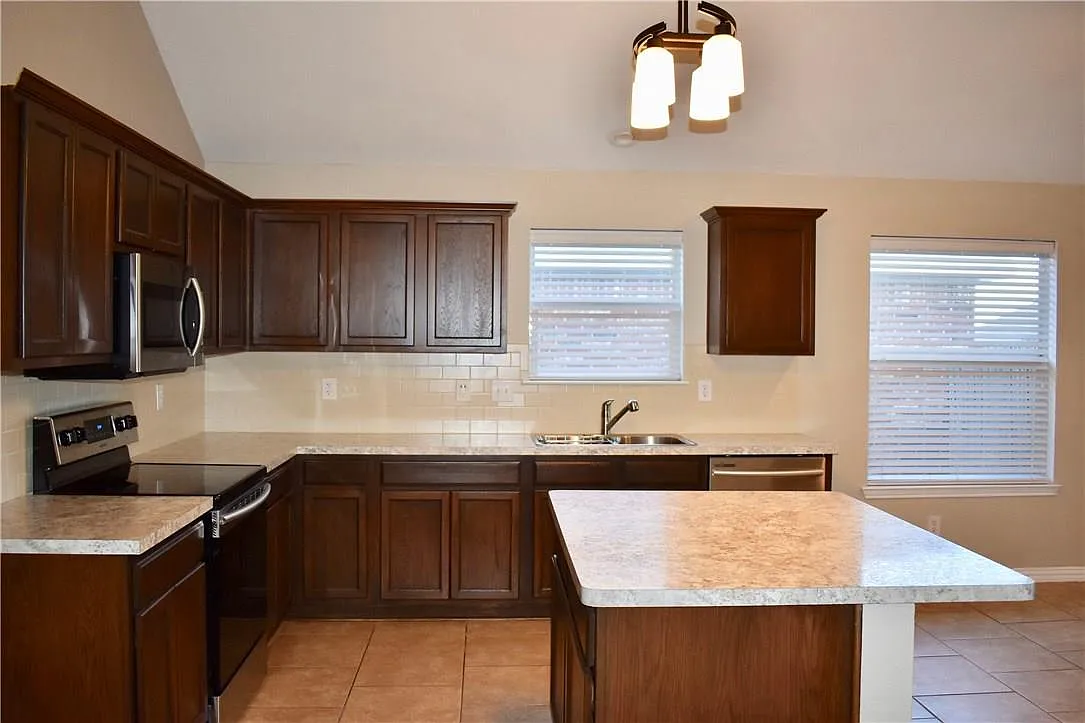 3 bed, 1770 sqft, $2,150 — Photo 4