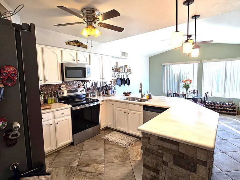 1734 E Pontiac Dr — Photo 13
