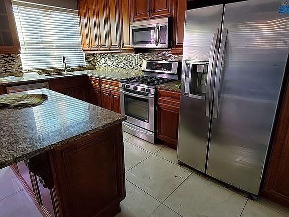 3rd image of 1584 Waring Ave
