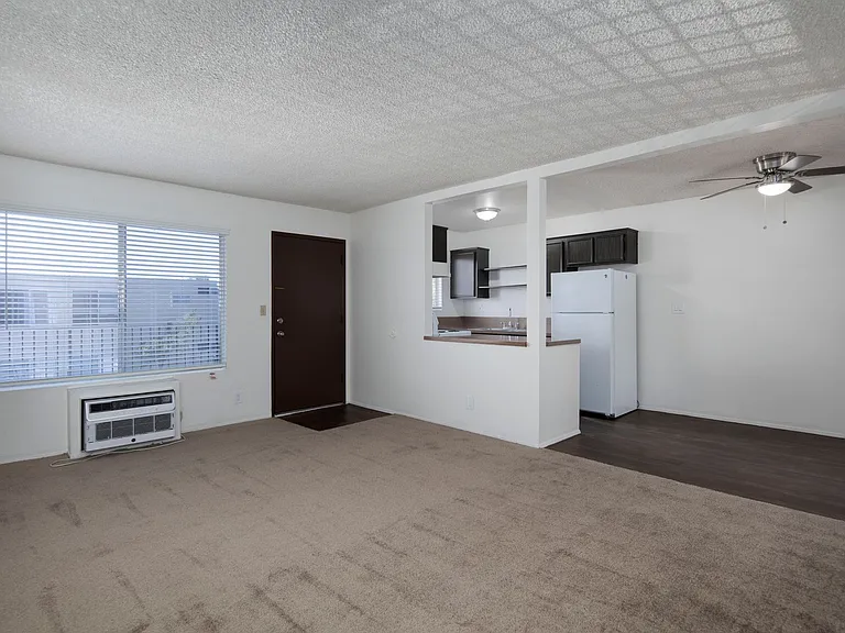 Lakeshore Villa Apartments — Photo 12