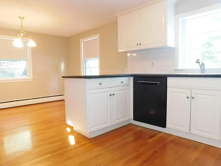 62 Wentworth St — Photo 8