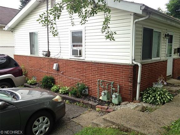 2nd image of 2556 & 2558 Pelton Ave
