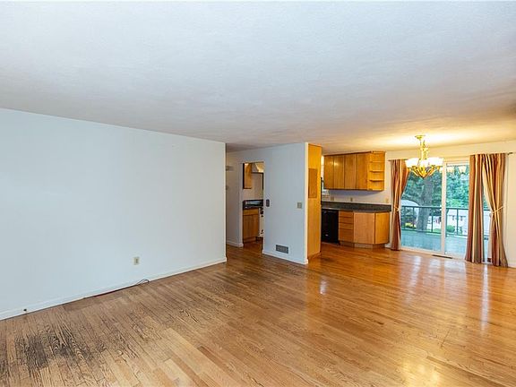 5th image of 44 Mulberry Cir