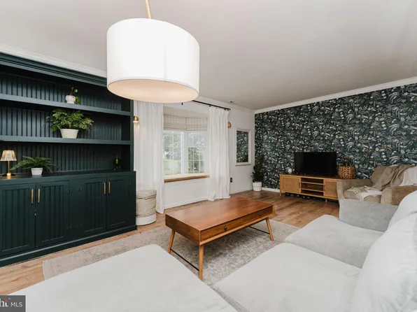 204 Cayuga Cir, New Britain, PA 18901