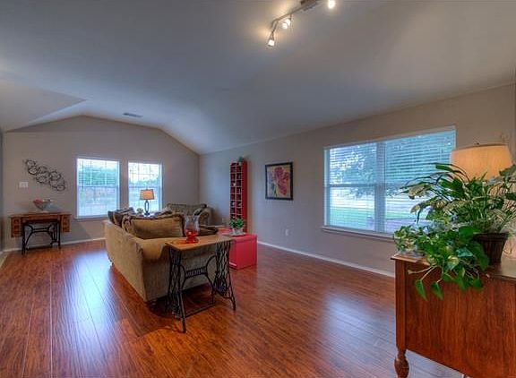 5th image of 101 N Treasure Oaks Dr