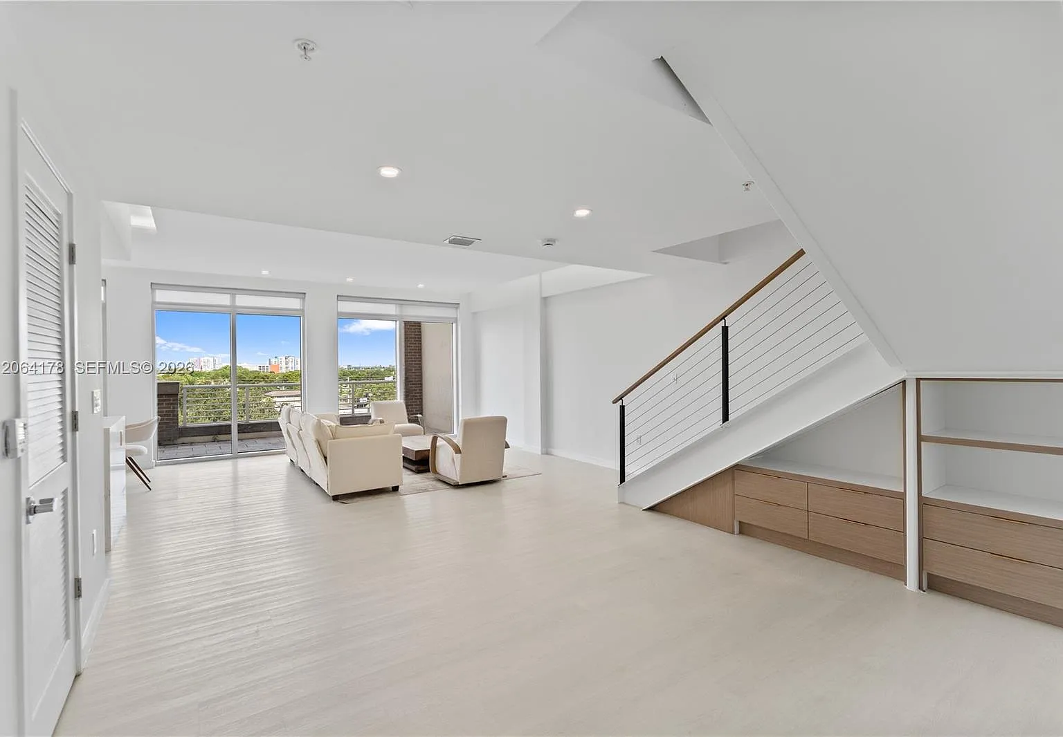 Midblock Miami Condo — Photo 3