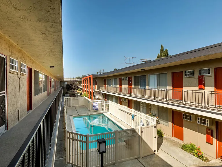 Riverside Villa Apartments — Photo 32