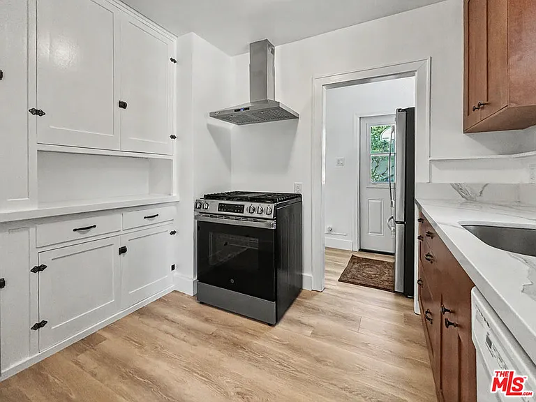 2139 Holly Dr — Photo 8