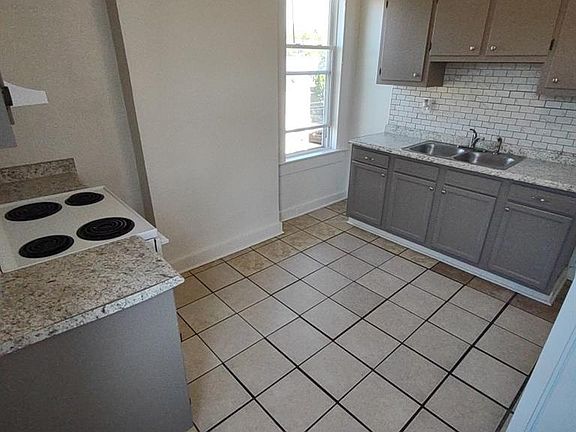 3rd image of 325 W 31st St