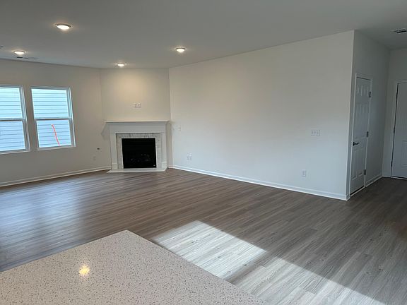3rd image of 336 Dunbar Ln