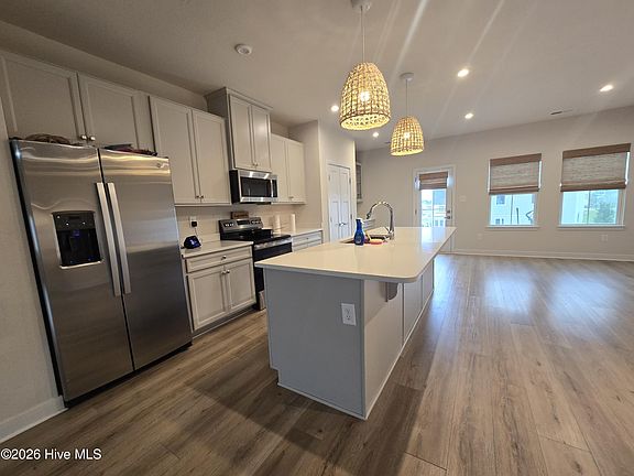 4th image of 302 Fost Blvd