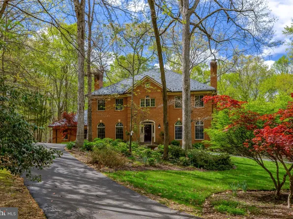 326 Canterwood Ln, Great Falls, VA 22066