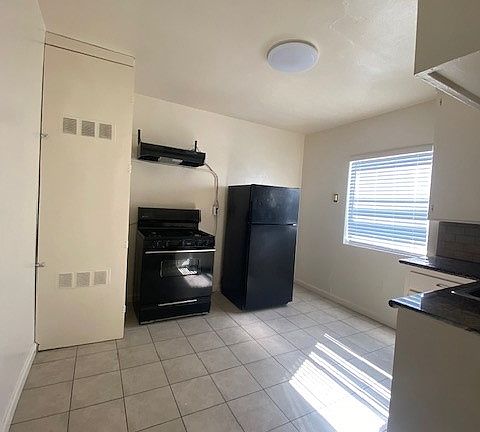5th image of 2226 Sutterville Rd APT C