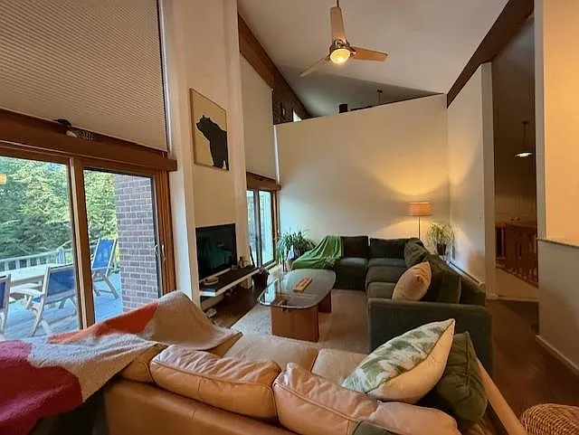 2 bed, 2.0 bath, 2430 sqft, $3,600 — Photo 4