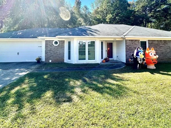 233 Cedar Dr, Smiths Station, AL 36877