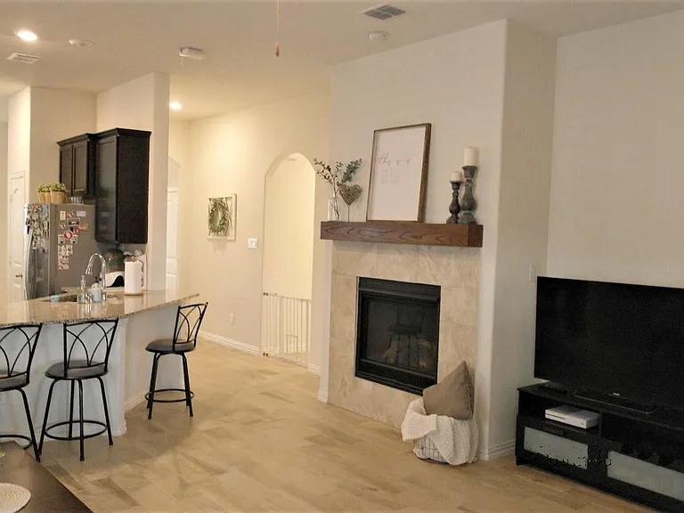 822 Black Hawk Dr — Photo 2