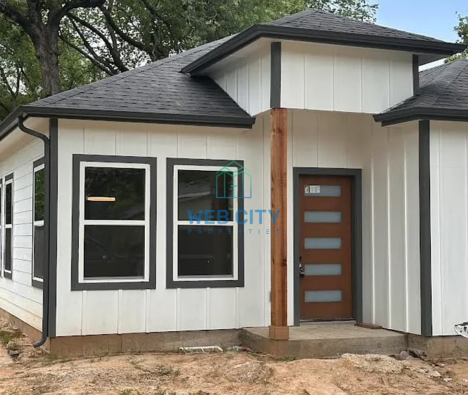 4718 Zealand St — Photo 1