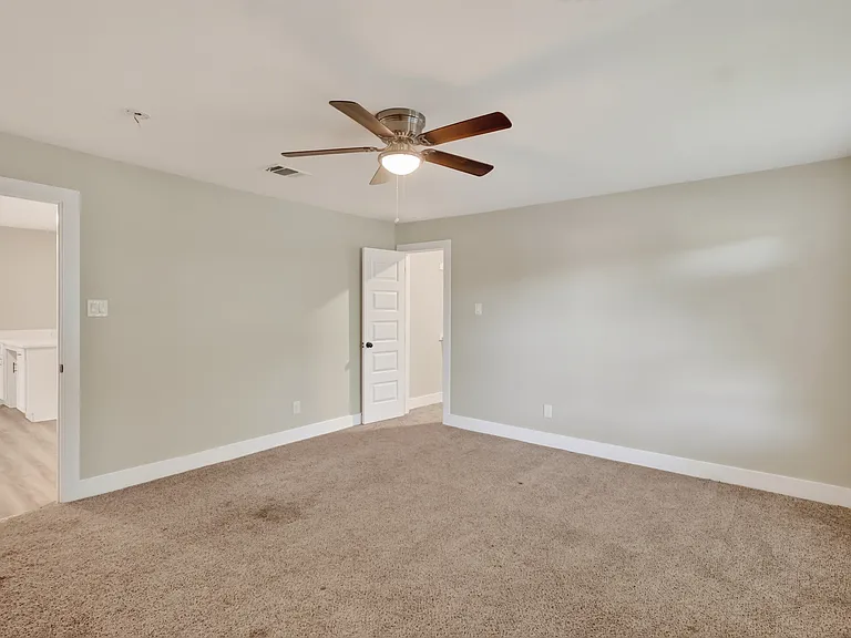 209 W 9th St — Photo 22