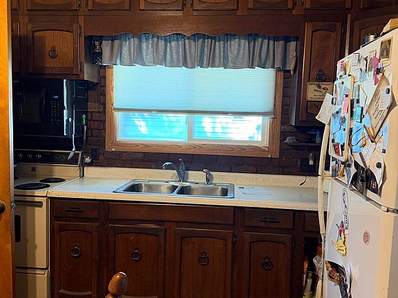 3rd image of 128 E Main St