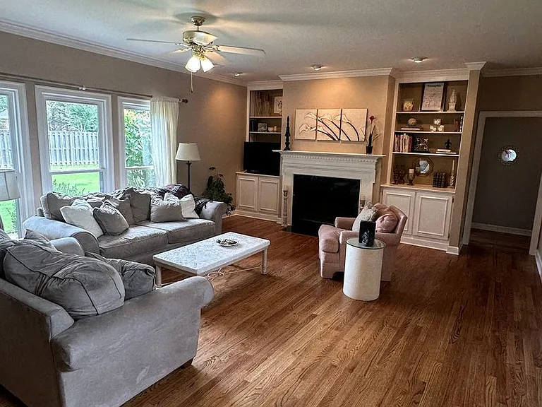 1842 Swynford Ln — Photo 3