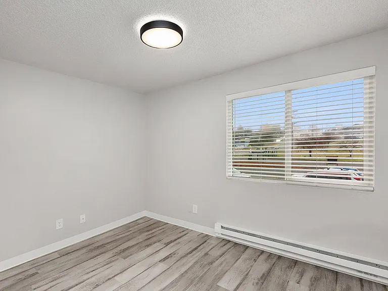 2550 N Vassault St — Photo 38