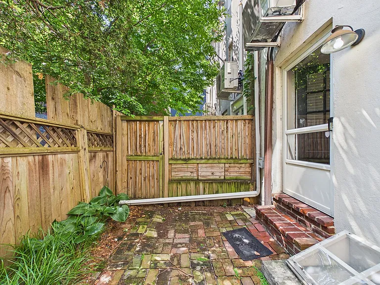 918 Waverly St — Photo 25