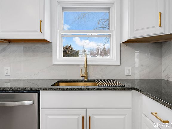 4th image of 52 Vineyard Road