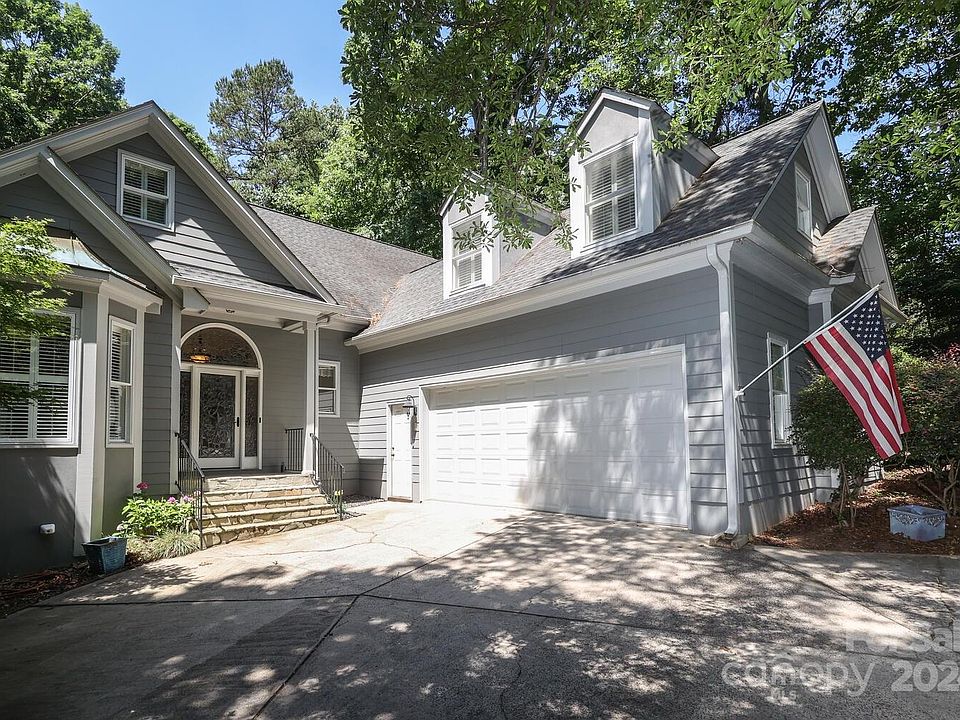 1st image of 8 Oakwood Ln