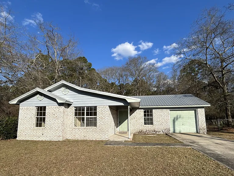317 Jefferson Cir SE — Photo 1